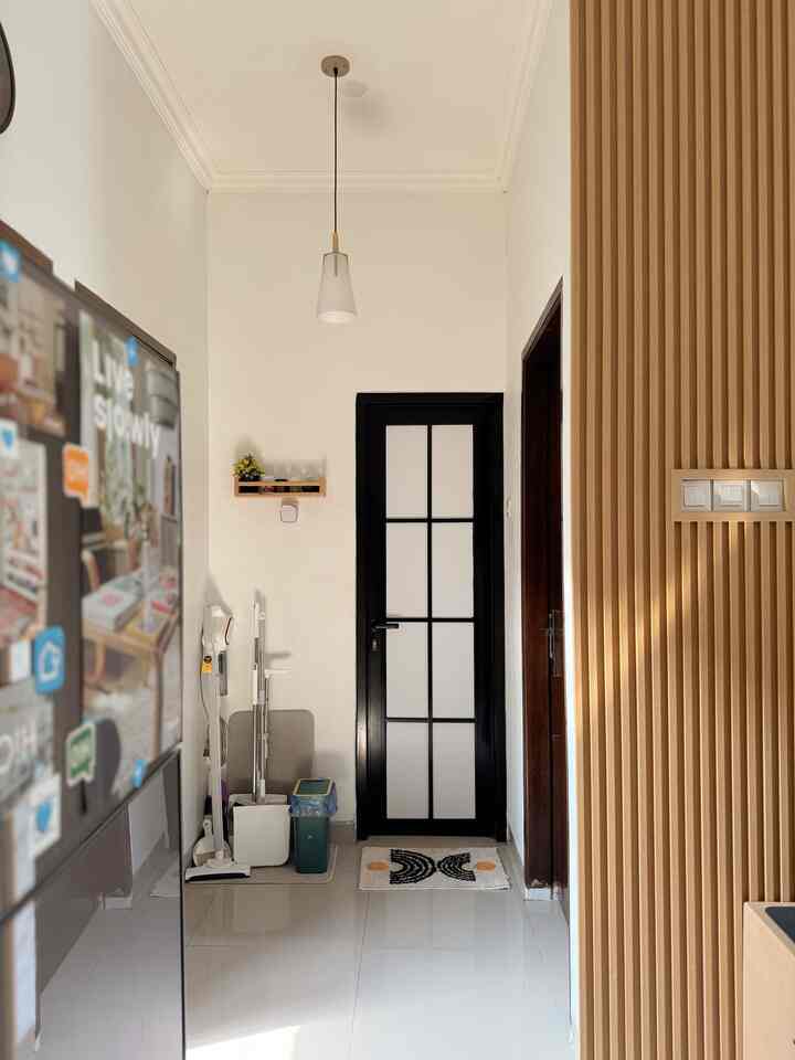 Pojok yang masih banyak PRnya. Sementara jadi tempat taruh alat-alat kebersihan. Biar lebih enak dipandang, sebagian dindingnya ditempel wallpanel warna kayu. Next mau jadi apa ponjokan ini? tungguin ya ✨😊

#homedecor #homestyling #bathroom #hallway #bathroomdoorinspo #rumahdeveloper #rumahmungil 