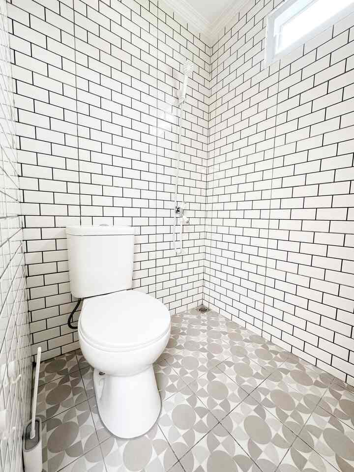 Kamar Mandi Minimalis Low Budget 🛁

Perdana kamar mandi atas tayang, awalnya kamar mandi ini dibikin karena sebagai kamar mandi cadangan. Jadi kalau mau ke kamar mandi di waktu yang bersamaan tidak saling antri.

Details material :
💧Closet dari developer yang tadinya untuk kamar mandi bawah, kita pakai saja untuk kamar mandi ini.
💧Lantai keramik sisa dari kamar mandi bawah.
💧Backsplash warna putih motif bata agar terkesan clean
💧Shower putih dan Hook dari ikea
💧Keran Putih dari GB sanitary

Semoga menginspirasi 🫶🏻

#KamarMandiMungil
#KamarMandiMinimalis
#InspirasiKamarMandiMinimalis
#InspirasiKamarMandiKecil
#KamarMandiLowBudget
#DecorKamarMandi