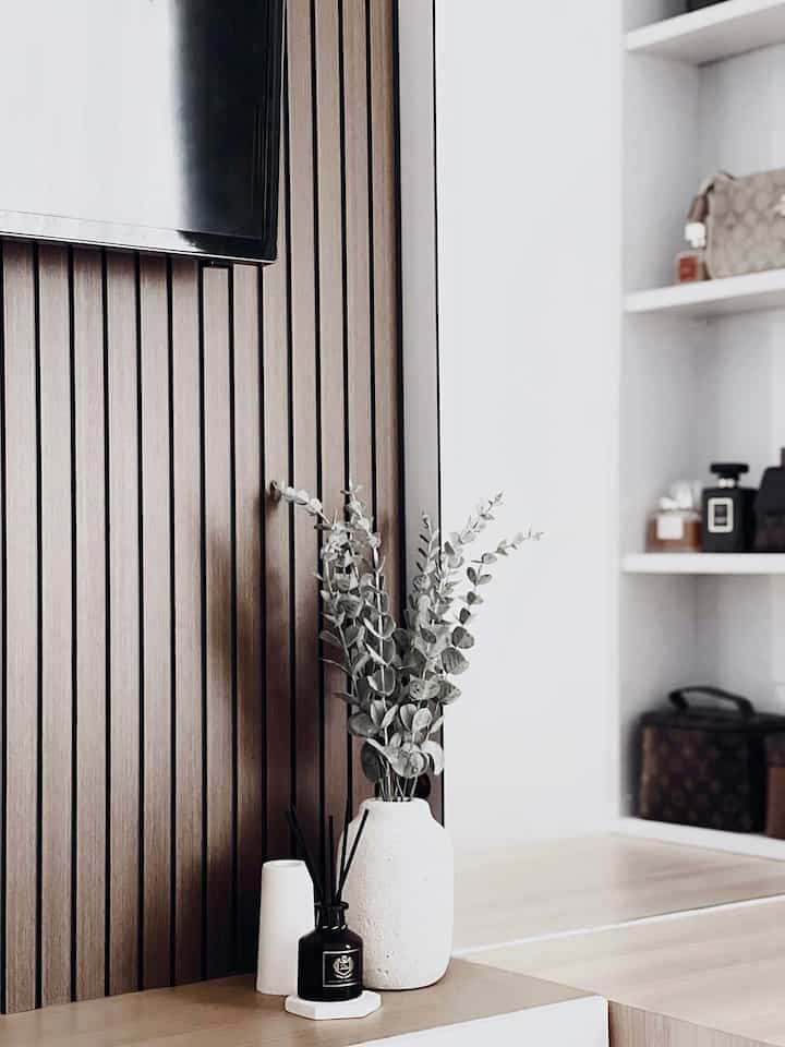 Inspirasi dressing table dan bag display •

Pada kamar utama ini aku menambahkan dressing table sekaligus bag display minimalis. Karna ruangan ini tidak terlalu besar sebisa mungkin semua kebutuhanku tetap bisa terpenuhi. Dengan bantuan interior designer akhirnya keinginanku bisa terwujud untuk memiliki meja rias di kamar ini. Area ini menjadi salah satu sudut favoritku loh di rumah.

#dressingtableminimalis
#bagdisplayminimalis
#inspirasimejarias
#desaininterior
#ruangestetik
#japandistyle