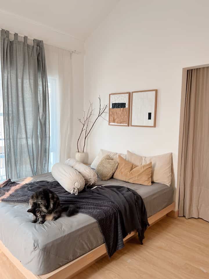 Bedroom.

Salah satu alasan kami memilih warna natural untuk bedroom kami adalah agar bedroom kami terlihat nyaman. Kami menggunakan warna2 warm seperti cream and yellow untuk beberapa furniture atau dekorasi di ruangan kami.

#BedroomStyling
#DekorasiKamarTidur
#MakeoverKamarTidur
#KamarTidurJapandi
#JapandiBedroom
#JapandiStyle
#Japandi