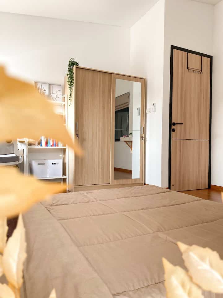 Lantai mezzanine ini kami fungsikan sebagai master bedroom sekaligus working space.
Luasnya cukup besar bagi kami, yaitu 4,5 x 3,8 m2.

Kami menerapkan konsep japandi di kamar ini. Pemilihan lantai granit dengan motif kayu yang low maintenance memberikan kesan hangat di kamar ini. Furniture juga menggunakan warna-warna senada, wana cokelat kayu & putih.

Kami memilih tidak menggunakan dipan, agar kamar ini tetap terkesan luas & lega.

#bedroomstyling #dekorasikamartidur #makeoverkamartidur #mezzanine #workingspaceidea 