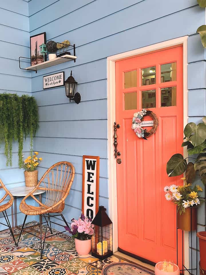 Teras 

Tempat nyantai sore dan malam dirumah kami adalah teras mungil ini. Teras mungil ini berukuran cuma 1x2 meter. Sengaja dulu waktu proses pembangunan untuk teras kita buat tidak terlalu besar dan lebih fokus keruangan dalam rumah. Untuk lantai teras kita menggunakan lantai tegel yg di mix and match beberapa warna agar lebih cantik. Sesuai dengan tema rumahku yg american classic dan teras mungil ini juga saya design ala american classic dengan menabahkan beberapa printilan yg vintage. Lentera dan beberapa bunga artificial. 

#teras 
#terasrumah
#terasfarmhouse
#terascantik
#Rumahtanpaarsitek
#rumahperumahan
#jawatimur
#lowbudgetdecor
#americanclassic


