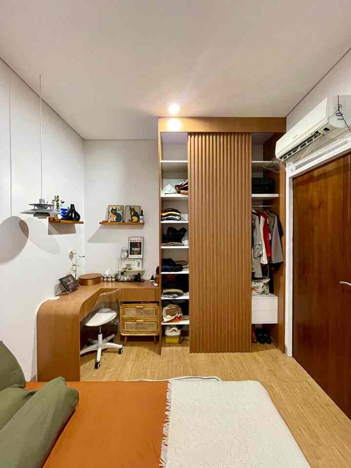 Sebenernya ruangan tidur utama ini belum banyak perubahan. Karena masih menunggu budget untuk menambah divan pendek dan headboard custom serta wall art poster diatas kasur. Kami ingin menciptakan ruangan yg lebih hangat untuk istirahat,pemilihan pada spc lantai dan lemari-meja cenderung warna kayu muda namun tetap dgn dekorasi berwarna silver / chrome dan pop up color pada poster.

Pemilihan warna seprei masih warna natural polos, terracota, hijau dan throw blanket putih. Mungkin kedepannya akan butuh selimut tambahan yg lebih berwarna supaya tidak monoton.

Kamar berukuran 3,5 x 2,8 membuat kami perlu storage yg cukup. Dgn menggunakan jasa interior design kami membuat kabinet lemari yg full sampai atas plafon dgn 2 sliding door dan seolah menyambung dgn meja rias / meja kerja. Meja L yg tidak terlalu lebar (40cm) yg saya request dgn ujung melengkung supaya tidak ada sudut tajam. Saya hanya menambah 2 ambalan diatasnya utk menaruh dekorasi yg saya dapatkan di aplikasi online shop. 

Sebenernya kamar ini sangat menyenangkan untuk menikmati angin sepoi dengan view persawahan dibelakang perumahan terutama pada pagi dan sunset di sore hari apalagi jika pintu balkon kita buka.Tp sementara harus sabar menunggu fasum taman di depan dibuat oleh developer yg saat ini masih dijadikan gudang material bangunan.
Semoga tidak bosan ya..😉

#BedroomStyling #DekorasiKamarTidur #MakeOverKamarTidur #interiorkamar #bedroominspo 