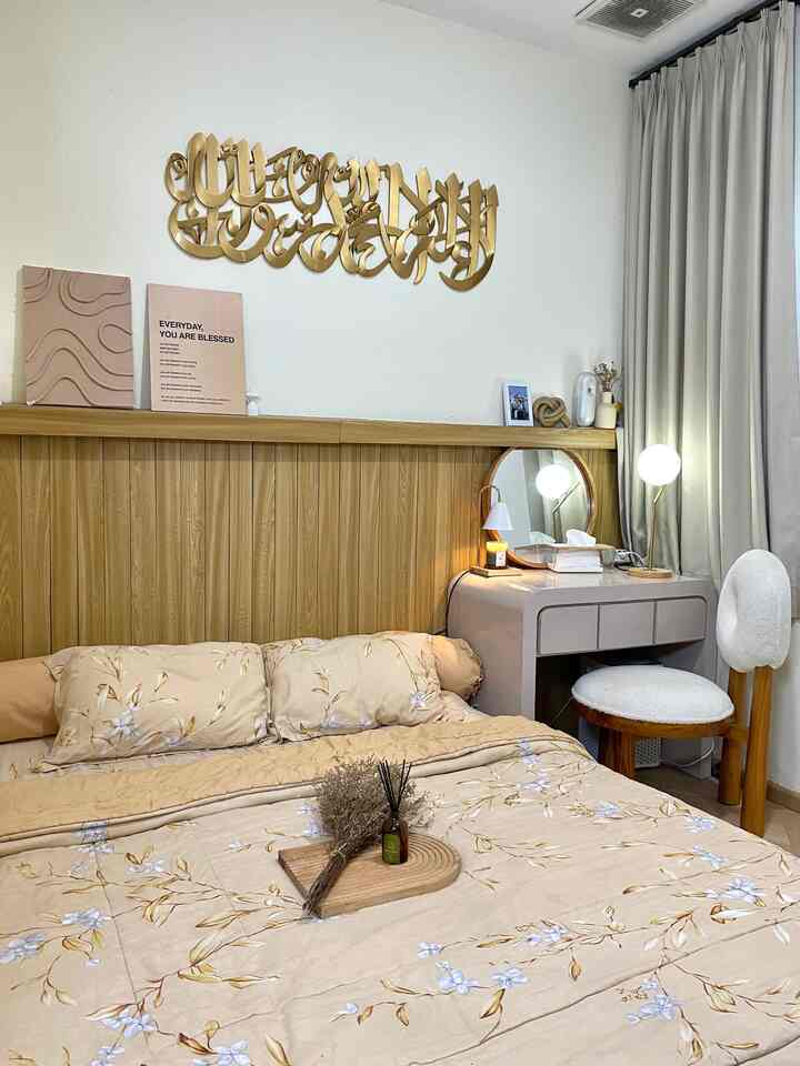 Our Lil House - Comfy Bedroom

I always arrange my bedroom with a warm, neat feel so that I always feel comfortable when I'm in the bedroom. Using a diffuser that smells soft, with light from a night light makes you feel more at home in your room!☺️🤎

#BedroomStyling #DekorasiKamarTidur #MakeOverKamarTidur #MasterBedroom #Comfy #CozyRoom