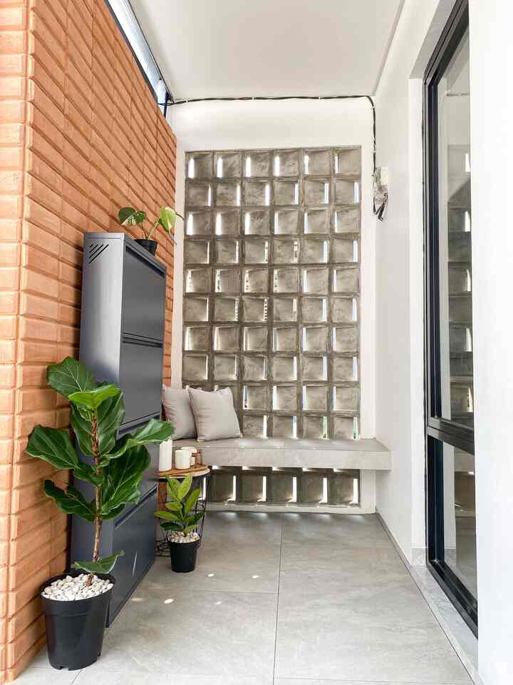 Spot yang jarang muncul namun sangat fungsional bagi kami. Ini adalah mini entrance kami sering menyebutnya.
Teras kecil yang hanya berukuran 1,5 x 2 meter.
Perpaduan material bata tempel dan roster unfinished sangat menunjukkan sisi industrialnya.

Area ini berfungsi untuk tempat duduk ketika memakai/melepaskan sepatu.
Tapi tempat kami juga untuk menerima tamu yang hanya mampir sebentar ke rumah.
Sering juga kami jadikan sebagai area duduk santai sambil mengobrol ringan.

#terasmini #dekorasiteras #rumahindustrial #rumahminimalis #rumahjapandi #homeinspo #dekorasirumahmungil 