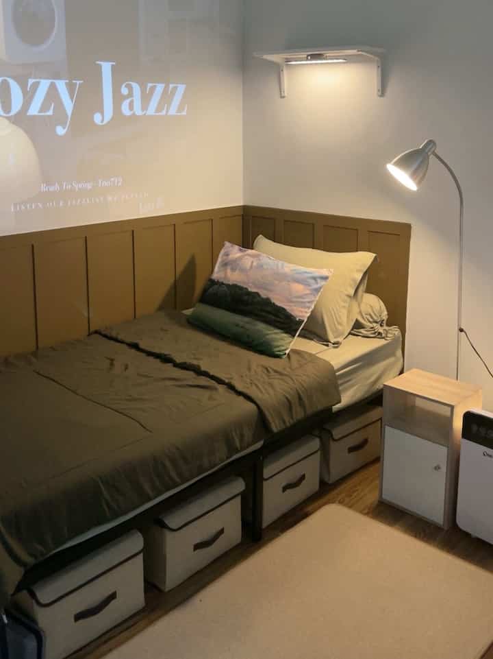 Untuk memiliki kamar aesthetic, homey, dan nyaman kalian bisa cobain 5 tips mudah ini:

1. Pilih Palet Warna yang Menenangkan:
Warna-warna seperti putih, beige, atau pastel dapat menciptakan suasana yang tenang dan rileks.

2. Tambahkan Aksesoris / barang Berwarna Hijau:
tidak hanya mempercantik ruangan, tapi juga membawa udara segar dan suasana alami ke dalam kamar.

3. Gunakan Lampu Hangat:
Pencahayaan yang hangat bisa membuat suasana kamar lebih cozy dan nyaman. Cobalah lampu meja atau lampu gantung dengan cahaya lembut.

4. Padukan Tekstur Berbeda:
Gabungkan elemen kayu, kain lembut, dan aksesoris lainnya untuk memberikan kedalaman dan kehangatan pada ruangan.

5. Atur Ulang Furnitur:
Kadang, mengubah tata letak furnitur bisa membuat kamar terasa baru dan lebih fungsional. Pastikan ruang tetap lapang dan terorganisir.

Semoga tips ini membantu Anda menciptakan kamar impian kalian yaa 🌿✨

#BedroomStyling #DekorasiKamarTidur #MakeOverKamarTidur