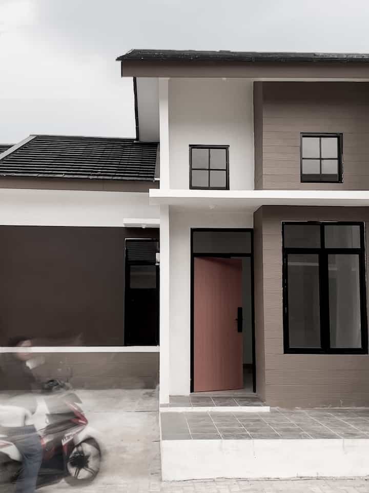 Hai, selamat datang di Rumah Cerita Kecil Kita. Ini adalah pemandangan dari fasad kami. Dibangun oleh pengembang kami. Tapi kami menyukainya, yang ini sepertinya kepribadian kami. Terlihat gaya yang sederhana dan modern menurutku. Harap Anda menyukainya 
#littleourstory #fasad #exteriordesign #homedecor