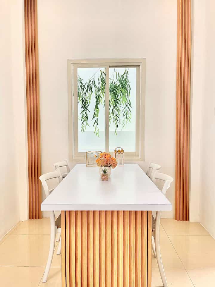 Ruang makan adalah salah satu ruangan di dalam hunian yang difungsikan sebagai tempat makan. Aktivitas sarapan, makan siang dan makan malam akan dilakukan di tempat ini sehingga kami mendesign ruang makan dengan sederhana dan nyaman untuk keluarga kecil kami.
Kami selalu konsisten dengan perpaduan warna putih dan coklat di setiap sudut ruangan 
#lowbudgetdecor #ternate #Rumah 
#ruangmakan #tempatmakan #dekorruangmakan