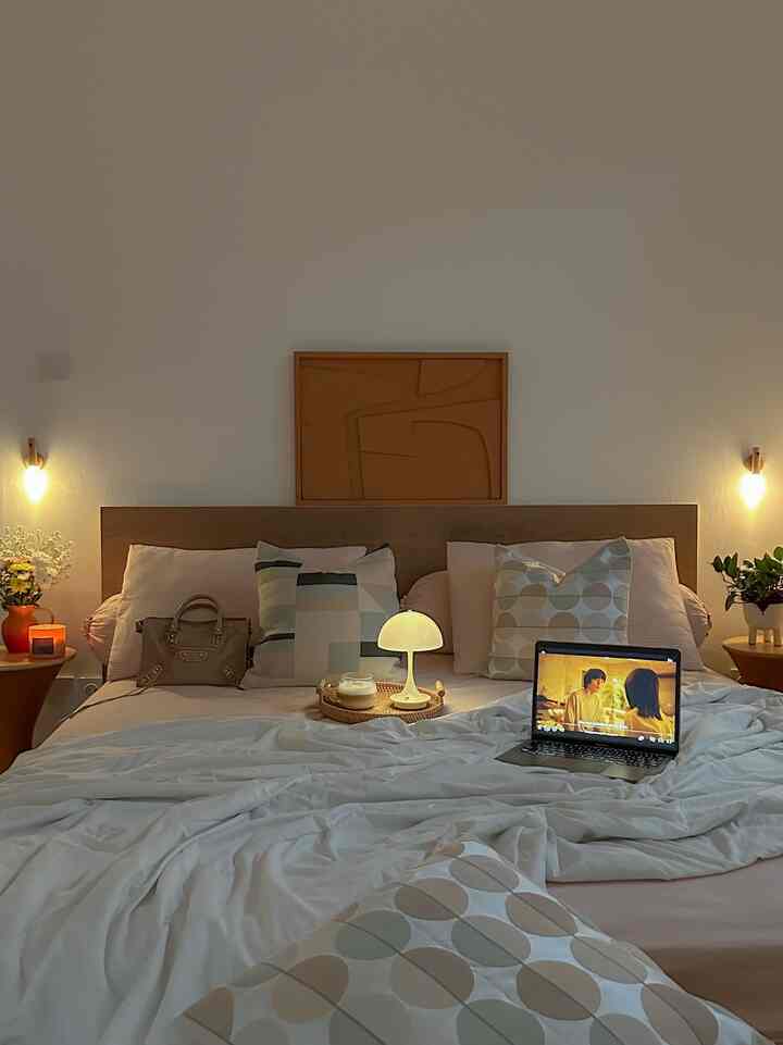 This is where the magic happens. Dibuat senyaman mungkin biar betah drakoran, hahaha…menghabiskan me time dikamar aja udah mevvah banget buatku. 

Pasti banyak yang salfok sama side tableku deh. Itu pot bunga lho, cuma aku tambahin turn table IKEA buat tutup atasnya tadaaaaa….jadi meja deh. Lucu kaaan…

#tips
#bedroomstyling
#dekorasikamartidur
#makeoverkamartidur
#bedroom

