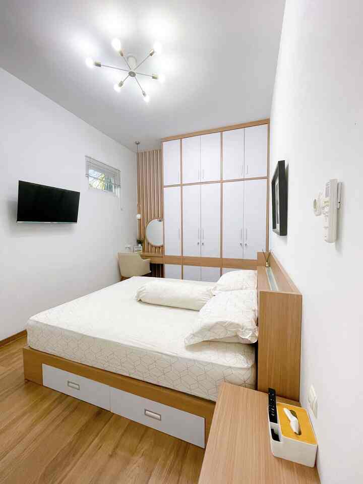 Japandi bedroom 🛌

Suasana yang ingin kami ciptakan dalam mendesain kamar tidur ini adalah suasana yang bersih, terang dan nyaman. Jadi kami maksimalkan perabot custom seperti lemari tanam agar tidak terlalu banyak perabot lain. Jadi lebih hemat space. Untuk items dekorasi lain kami membeli nya via marketplace. Semoga bermanfaat!

 
#BedroomStyling #DekorasiKamarTidur #MakeOverKamarTidur #kasur #kamartidur #estetik #dipan #kasurbusa  #japandi #minimalist #scandinavian #homedecorinspo #homestyles #decorlowbudget #rumahmungil #livewithkids 