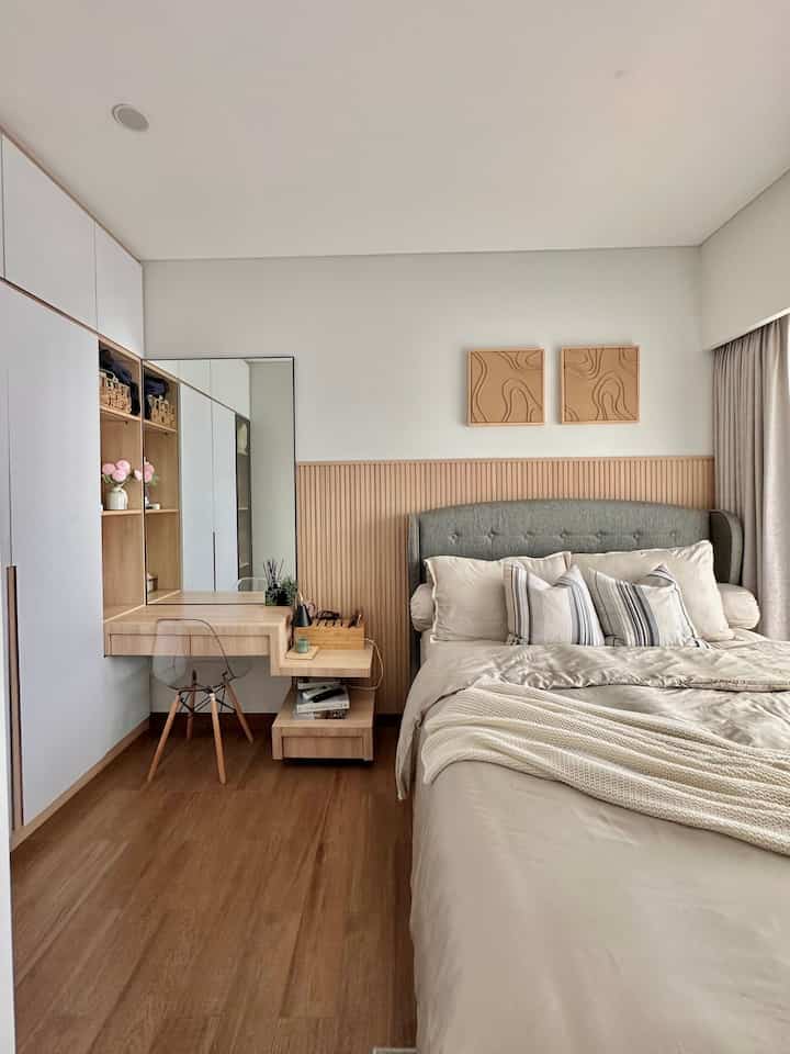 Gimana sih biar kamar tidur jadi nyaman???
Aku punya beberapa tips supaya kamar tidurmu menjadi nyaman buat istirahat 🫶🏻

Pertama gunakan warna yang warm atau warna warna netral supaya lebih hangat dan nyaman

Kedua, pilih sprei dengan bahan yang lembut dan nyaman. Ini aku pakai sprei set bahan bamboo lyocell yang sangat halus dan hipoalergenic ✨

Terakhir gunakan wewangian yang calming, bisa gunakan reed diffuser atau fabric spray yang wanginya tidak terlalu tajam supaya lebih bersahabat aromanya.

#bedroominspo
#BedroomStyling
#bedroomdecor
#DekorasiKamarTidur
#MakeOverKamarTidur
#Kasur
#KamarTidur
#Dipan
#Estetik
#KasurTempatTidur 
#Kasurhotel 
#homedecor
#homestyling
#modernindustrial 