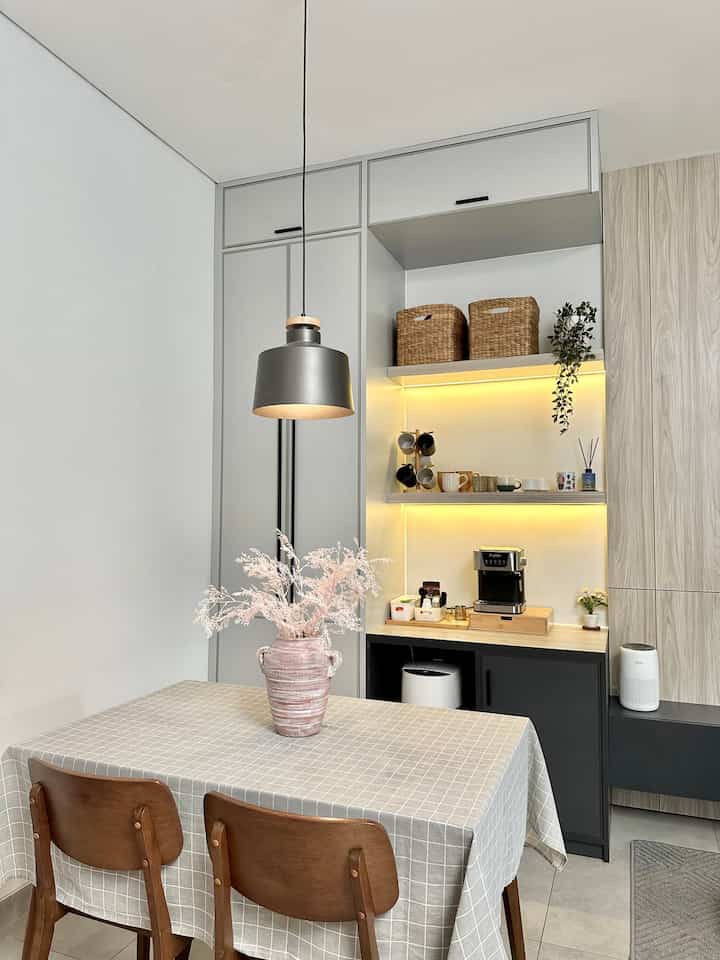 BEFORE-AFTER Transformasi Coffe Corner dirumah ✨✨✨

Karena lagan yang terbatas ini tapi ingin memenuhi kemauan punya meja coffe corner ala2 dan bikin tambahan storage tertutup hiar rapi, setelah memabung akhirnya bisa terwujud 🫶🏻

Slide 1-3 After 
Slide akhir Before

Menurut kamu gimana perubahannya???

#coffecorner
#tempatngopidirumah
#pojokestetik
#estetik
#homestyling
#homedecor
#kitchenanddining
#homeinspiration
#kopi 
#homecafe 
#homedecoration
#rumahcluster
#modernindustrial
