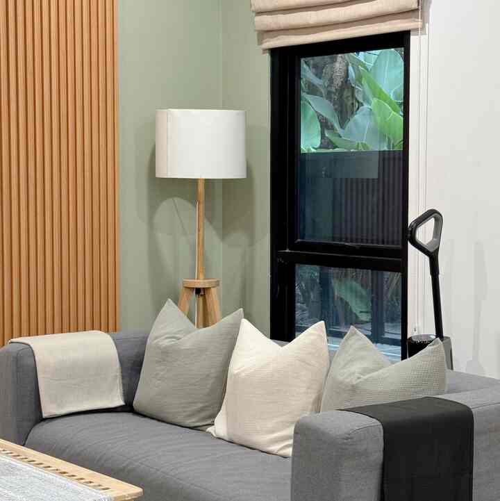 Open Space living-dining-kitchen di luasan dalam 45 meter persergi. Bikin jadi ruangan terasa lebih luas karna minimnya sekat. Cocok banget di aplikasiin buat yang ga punya tanah besar tapi keperluan ruangannya pengen semua ada 😅 #openspace #nuramahouse #livingroom #diningroom #kitchen #inspirasirumahjapandiminimalis #japandiminimalisthome