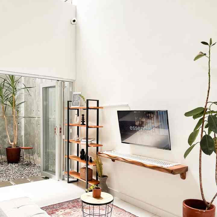 Serba serbi barang /printilan decor rumah  adalah barang pasti ada dalam hal dekorasi rumah , selain menjadikan karakter rumah itu sendiri, barang home decor juga menjadikan estetika rumah kita menjadi menarik 🥰😍
#homedecor #rakmultifungsi #walldecor #bedroomstyling #livingroom #dekorasiruangan #makeoverkamartidur #tvroom #playroom