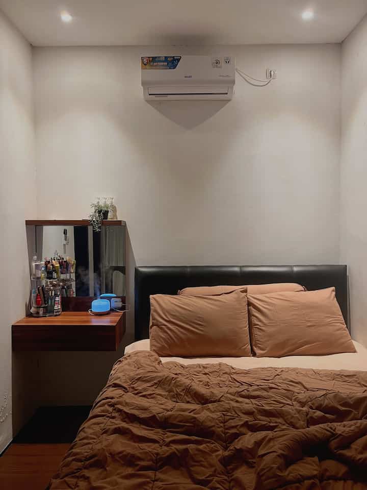 Bedroom ✨

Membuat tempat tidur senyaman mungkin adalah salah satu cara mencintai diri sendiri. Kamar tidur di #bruwnhouse sangat sederhana, dengan 1 tempat tidur berukuran queen bed dan meja rias untuk mengisi sudut kecil di ujung ruangan. 
Selamat berakhir pekan everyone! ✨

#BedroomStyling
#DekorasiKamarTidur
#MakeOverKamarTidur
#Bedroom
#BedroomInspo
#Estetik
#KamarTidur
#Kasur
#Dipan
