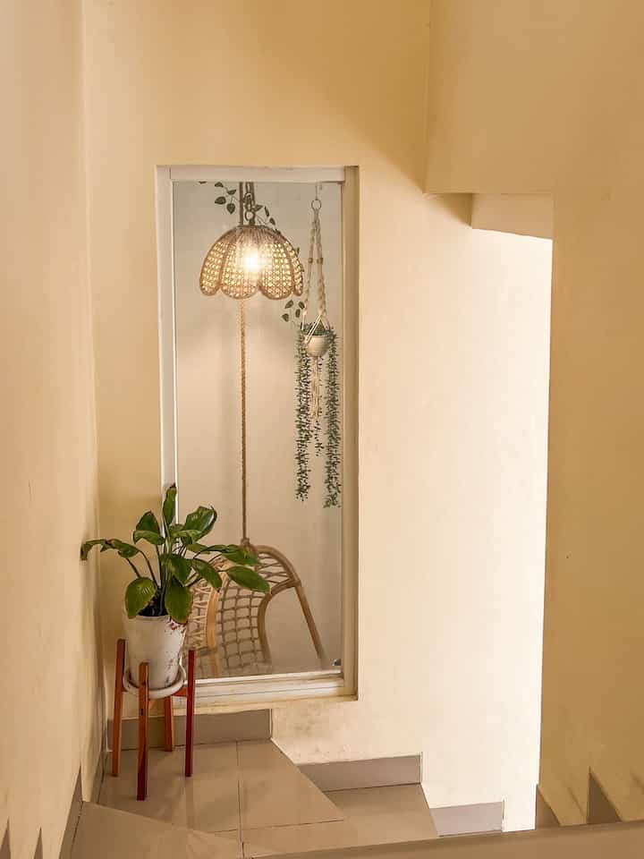Hallway minimalis di bearylion

Hanya ada lampu gantung rotan di atas hallway. Kadang bisa ganti-ganti vas bunga. View langsung menghadap void.

#hallway #tangga #pojokcantik #decorhallway  #lampugantung #sudutcantik