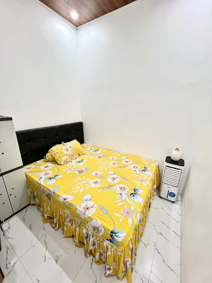 Kamar tidur tamu yang minim dekorasi agar tamu lebih nyaman untuk beristirahat. Aku pake kasur ukuran 160 dikamar ini. Ada air cooler dan diffuser jg dan lemari kecil. Ukuran kamar ini sebenernya kecil maka dari itu ga banyak dekorasi biar terkesan lebih luas dan lapang🫶🏻
#bedroomstyling
#dekorasikamartidur
#makeoverkamartidur
#kamartidurtamu