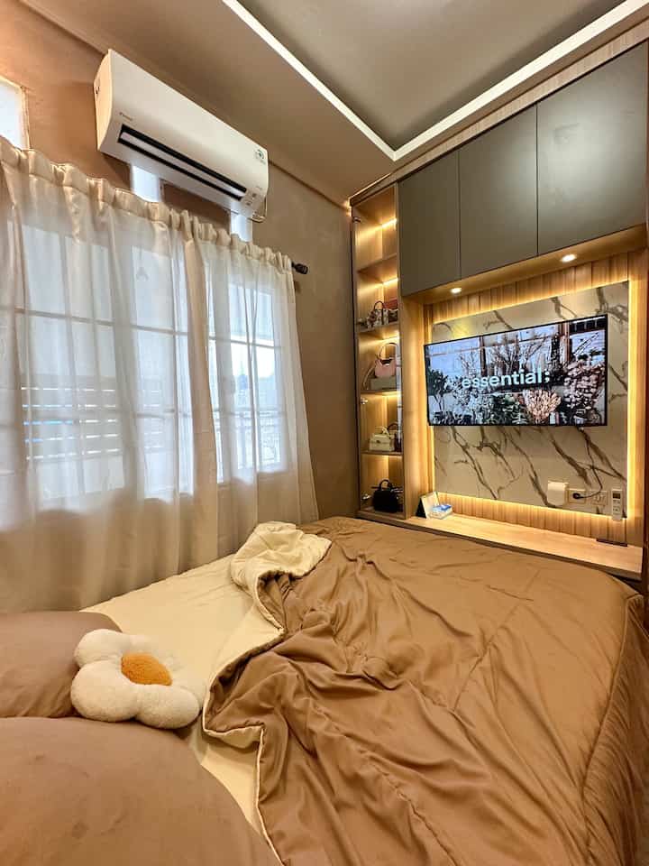 Masih dengan nuansa kayu & warna-warna yang netral / warm tone , suasana yang aku ciptakan dikamar ini adalah "nyaman" . 
Dengan ukuran kamar hanya 2,8 x 3m aku memakai dipan kayu jati dengan aksen rotan ukuran 160 x 200cm serta terdapat laci dibawahnya untuk menyimpan barang-barang dirumah.

Dan dikamar ini aku custom backdrop tv memiliki tinggi hingga plafon serta banyaknya kabinet juga untuk menyimpan barang ( karena rumah ini ukurannya sangat minim jadi aku banyak membeli furniture yang multifungsi juga untuk menyimpan barang )

Untuk pembelian semua barang rata-rata aku beli online dimarketplace.
Semoga menjadi inspirasi☺️

#BedroomStyling
#Dekorasikamartidur
#Makeoverkamartidur 
#Kamartiduraeshetic 
#Insiprasikamartidur
#Kamarmungil
#Rumahsubsidi