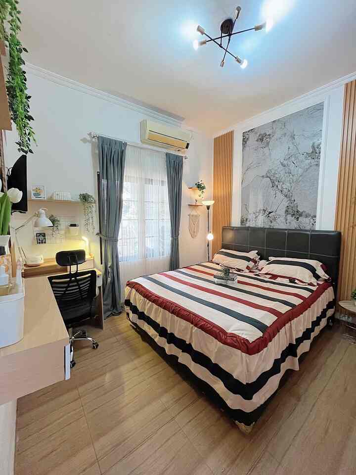 Masyer bedroom di rumah kami ini tidak begitu luas berukuran 3,5 x 3,5 m tapi sudha cukup untuk kami muat 1 set tempat tidur, meja kerja. 

Disini untuk TV dan meja rias kami memanfaatkan space di dinding untuk memaksimalkan lahan yang tidak begitu luas jadi tidak terlalu makan tempat.

Untuk dekorasi kami tambahkan UPVC marmer dan wallpanel dan kami juga tambahkan ambalan dinding.

Semoga menginspirasi🥰

#BedroomStyling
#DekorasiKamarTidur
#MakeOverKamarTidur
#DesainKamarTidur
#aesthetic