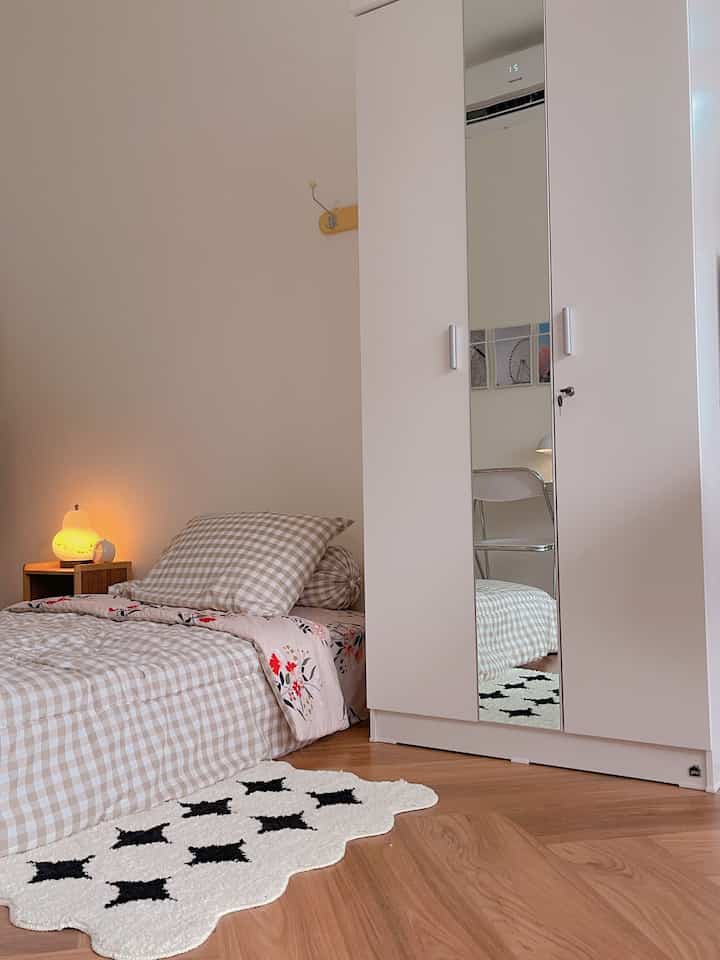 Tips menata kamar tidur minimalist & nyaman

Kamar tidur itu merupakan ruangan yang utama harus dijaga kenyamananya agar istirahat kita bener2 berkualitas 
Untuk penataan kamar tidur ini aku pakai kasur lesehan biar kalau digeser2 mudah simpel untuk lemari baju aku pakai yg minimalis tp bisa berfungsi maksimalis 
Lampu tidur aku pakai lampu pear ala2 korea jangan lupa yg terpenting pemilihan sprei & bedcover ya jangan asal pilih sprei karena itu menentukan kenyamanan juga aku selalu pilih bahan katun yg gampang menyerap keringat 

#bedroomstyling
#dekorasikamartidur
#makeoverkamartidur
#minimalis 
#koreanhouse
#estetik
#homedekor