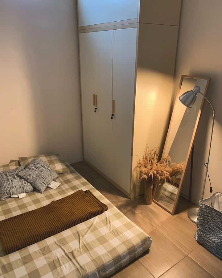 Bedroom Styling Night Mode 🛏️✨

Hai! Ini kamar tamu dirumakita_.
Kami ingin menciptakan suasana yang hangat dan nyaman di kamar tamu ini. Untuk membuat suasana menjadi warm, kami memilih furniture dan barang dekoratif dengan tema white and wood dan juga penggunaan warna warna neutral seperti beige dan abu. Penambahan lampu tidur menambah kesan lebih hangat. Kami mendapatkan item dekorasi secara online dan offline.
#BedroomStyling
#DekorasiKamarTidur
#MakeOverKamarTidur
#Estetik
#KamarTidur