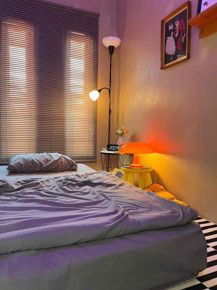 Masih terasa cozy saat siang. Kombinasi dari cahaya lampu dan sedikit cahaya alami dari balik tirai membuat suasana yang menenangkan dan ideal untuk bersantai atau beristirahat bahkan pada saat siang hari 🙌🏻✨ 

#BedroomStyling
#DekorasiKamarTidur
#MakeOverKamarTidur