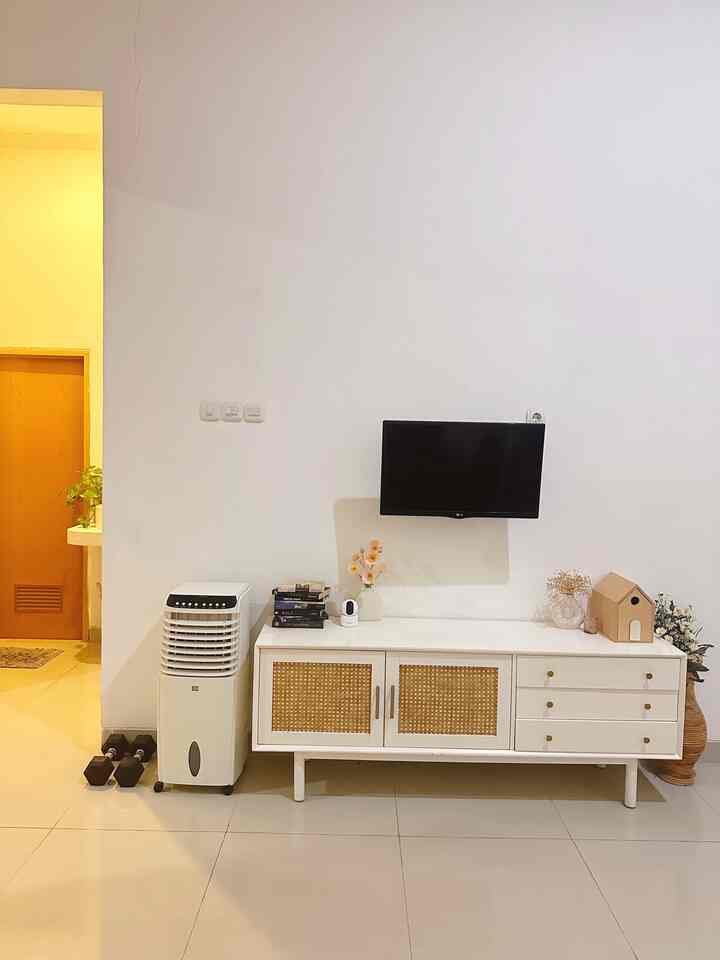 Sisi lain living room di rumah ini😆

Di samping living room, alias di balik dinding TV ini, terdapat kamar tidur utama, yang berseberangan dengan kamar kedua dan diapit dengan toilet. Karena toilet kami kecil, jadi wastafel kami letakkan di depan toilet, sekaligus memudahkan untuk aktivitas cuci tangan tanpa perlu masuk ke dalam toilet. 

#LivingRoom #WastafelTerrazzo #RumahDeveloper #InspirasiRumahKecil #Bogor #HomeDecor