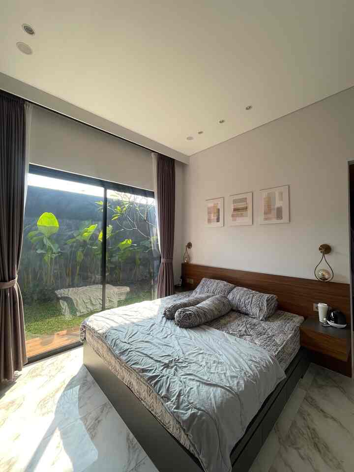 Masih dengan konsep yang sama, #tentramdihuni ingin menghadirkan kamar tidur yang nyaman untuk penghuninya. Hampir semua furniture di kamar utama dipesan agar semua senada dan ukurannya bisa di optimalkan. 

Menurut kami, ada beberapa hal yang perlu dipertimbangkan untuk mewujudkan kamar tidur yang #tentramdihuni 
1. Tempat tidur yang nyaman, disini kami memesan sesuai ukuran yg kami kehendaki. 
2. Pencahayaan yang dapat disesuaikan sesuai kebutuhan. Dikamar ini kami menggunakan smart lamp dan beberapa lampu spotlight tujuannya agar dapat digunakan sesuai kebutuhan. 
3. Sirkulasi udara yang baik. 
Walaupun hampir 24/7 AC kamar dinyalakan tapi kami tetap memberikan bukaan lebar untuk cahaya masuk atau ketika ingin mematikan AC. 
4. Dekorasi 
Pilihan dekorasi juga mempengaruhi kenyamanan, dirumah kami memilih sedikit sekali mendekorasi ruangan karena agar terkesan lega dan tidak “ramai” 
5. Ruang penyimpanan yang cukup 
Ini juga sangat dibutuhkan apalagi dengan ukuran rumah yang tidak terlalu besar. Oleh karena itu hampir semua furniture kami custom untuk mengoptimalkan fungsi furniturenya. 
6. Kebersihan 
Ketika kamar tidur bersih pasti kualitas istirahat jadi lebih baik. 

#bedroomstyling #dekorasikamartidur #makeoverkamartidur #rumahminimalis #kamartidur #bedroomideas
