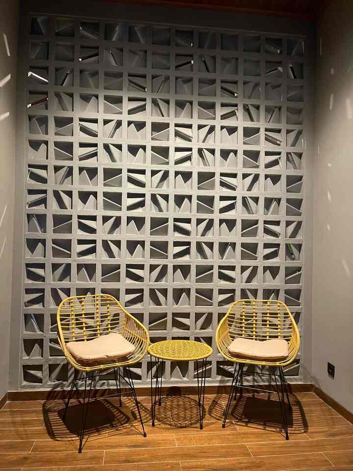 Teras minimalis dengan sentuhan pemanggang dan granit bermotif kayu serta menggunakan plafon PVC bermotif kayu memberikan kesan hangat. 

#terasrumah #inspirasiterasrumah #teras #homeinspo #dekorasiteras #terasinspo #rumahminimalis #tentramdihuni