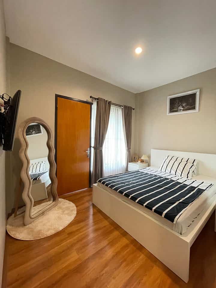 Master Bedroom✨

Pemilihan furnitur yang tidak terlalu besar dengan warna netral yang senada menjadikan kamar tidur yang mungil ini terlihat nyaman. Pada kanan dan kiri tempat tidur kami memilih menempatkan nakas kecil dan lemari pakaian dengan model pintu geser untuk spacesaving.

Disisi lain, kami menempatkan standing mirror yang membuat kesan kamar lebih luas.

Untuk lantainya kami memilih menggunakan lantai kayu (parket) dan cat tembok bernuansa 'warm greyish-white shade, with a red undertone' Membuat kamar tidur semakin hangat dan nyaman.

#BedroomStyling
#BedroomDecor
#MakeOverKamarTidur
#InspirasiKamarTidur
#KamarTidurMungil
#DekorKamar