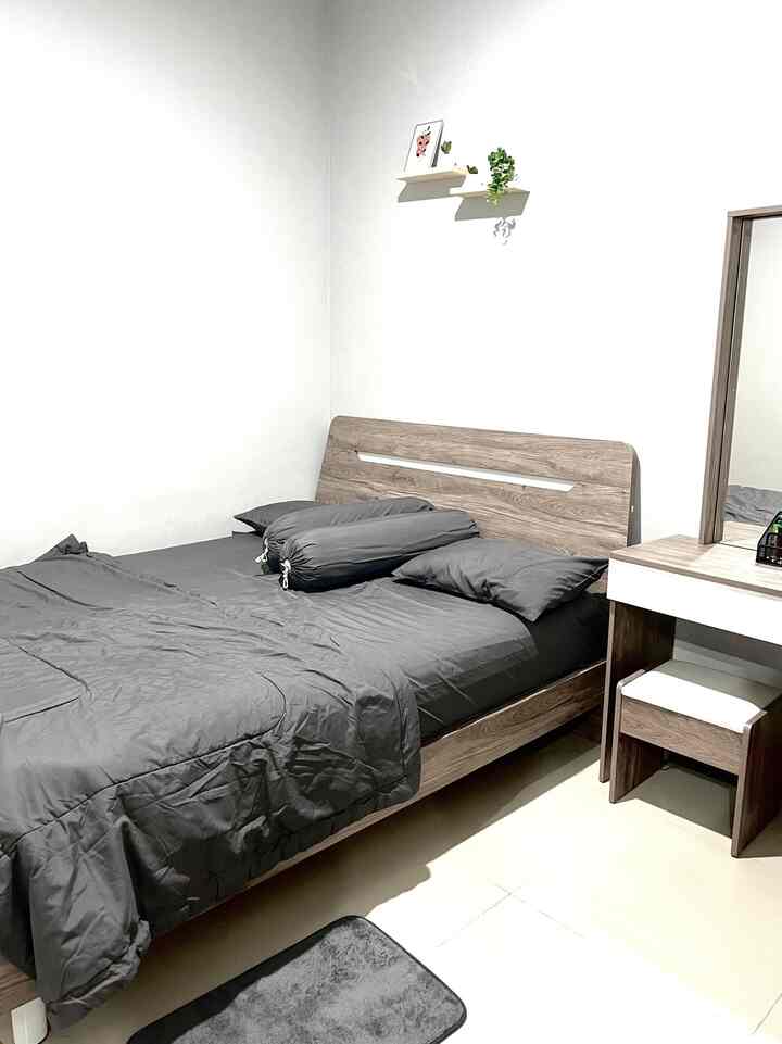 Kamar mungil ukuran 3 x 3 m 🤌🏻🤏🏻🤭

Masih dengan tema Abu-abu .
Karena terbatasnya space , kamar ini aku isi hanya kasur dan meja rias,
Sebenarnya waktu aku beli set kamar tidur dari ATRIA ada dipan + mejar rias + lemari baju tapi lemarinya aku pasang di kamar satunya. 🤭
Untuk materialnya bagussss bgt, udah 2 tahun berjalan masih kokoh 👍🏻
Walaupun kamar ini kecil tapi nyaman banget buat quality time sama suami 🫶🏻✨

#bedroomstyling #DekorasiKamarTidur #Makeoverkamartidur #kamar #kamarminimalis #kasur
  
