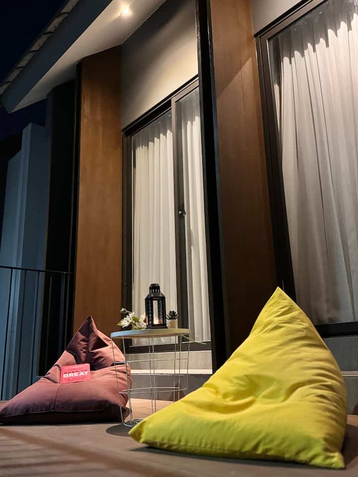 Salah satu pertimbangan kami memilih rumah ini karena ada area Sky Balcony. Dimana kami bisa menikmati pemandangan dipagi hari dan matahari terbenam disore hari yang bisa diakses secara langsung dari kamar tidur..

Dibagian balcony ini sengaja kami berikan beanbag waterproof yang tahan akan hujan dan panas. Dan memberikan kesan santai dan nyaman..

Malam hari kami bisa menghabiskan waktu berkumpul bersama keluarga menikmati angin malam. Dirumah ini dimana cinta, harapan, dan mimpi kami dimulaii..

#SkyBalcony #skybalconystylist #SkyBalconyInspo #HomeDecor #rumahcluster #JKTTimur #rumahdeveloper 


