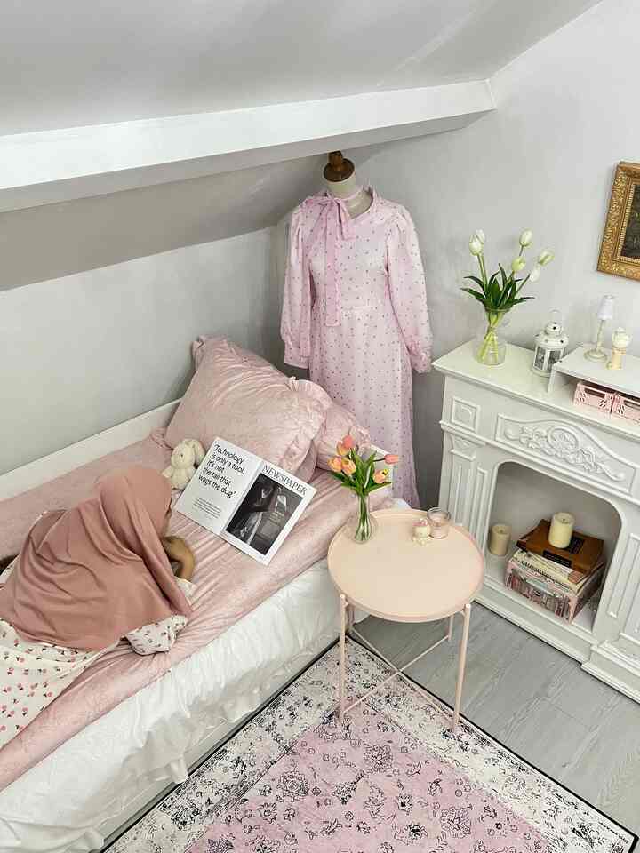 𝐂𝐨𝐳𝐲 𝐁𝐞𝐝𝐫𝐨𝐨𝐦 ♡
Kalo habis berkegiatan pasti malamnya butuh banget kasur, juga kamar yang nyaman untuk istirahat ! makannya aku sendiri dekorasi kamar aku se-𝘤𝘰𝘻𝘺 mungkin. Misalnya aku beli lampu tidur yang lucu, juga beberapa lilin yang aku nyalain sebagai hiasan kalo lampu utama dimatiin. Suasana nya sangat bikin tenang dan nyaman apalagi dari cahaya lampu tidur dan lilin nya🫶🏻

#BedroomStyling #DekorasiKamarTidur #MakeOverKamarTidur #aesthetic