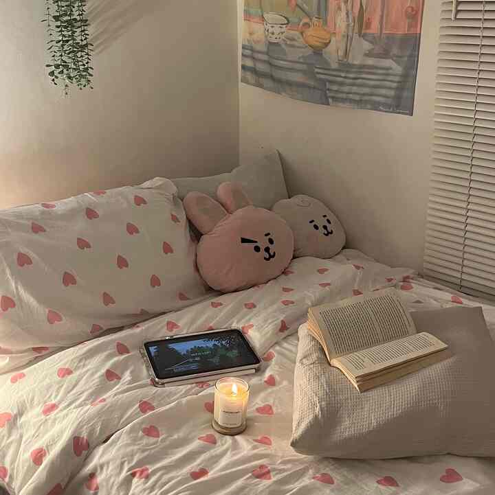 • Routine Before Bed •

Udah jadi kebiasaan tiap malem selalu pakai lampu bedside table dan lampu - lampu kecil lain

Sebelumnya udah pernah aku bahas juga pake warm light menjadi salah satu hal yang bisa membantu suasana kamar jadi lebih nyaman 

Tapi ngga cuma itu, aku juga suka pake bedding yang fluffy supaya makin empuk ✨ 
+ nyalain lilin aroma terapi sambil dengerin lofi music, auto pules tidurnya 💤

#BedroomStyling #DekorasiKamarTidur #MakeOverKamarTidur #kamartidur #bedroom #kasur #aesthetic #cozyroom