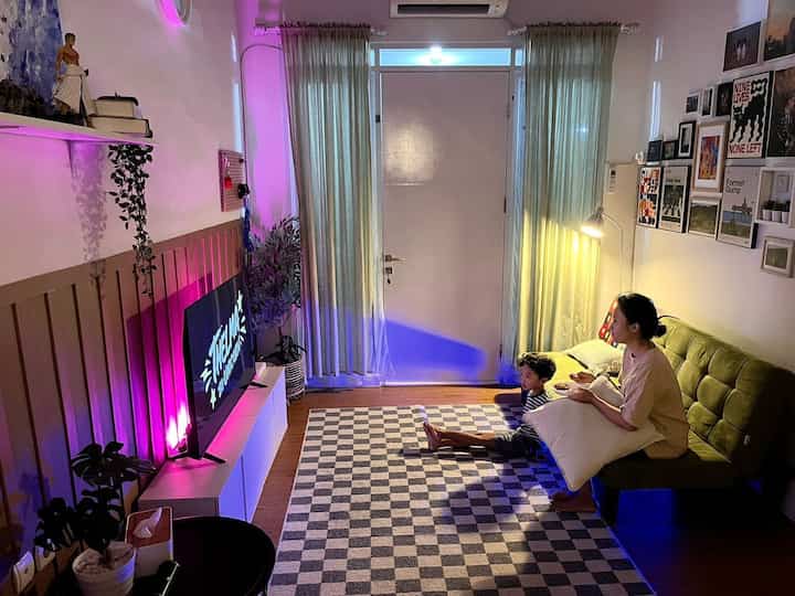 Night vibe in our living room.

Kalau sudah malam senang sekali bermain lighting seperti ini. Aneka lampu dengan warna warm white, magenta, biru menciptakan suasana yang lebih nyaman ketika malam hari. 

Living room yang jadi tempat ngumpul kami sekeluarga untuk nonton bareng ataupun sekedar ngobrol bareng aja. Anak anak juga kerap bermain disini.

#LivingRoomDesign
#TinyLivingRoom
#NightVibes
#LivingRoomMidCentury
#RuangTamuMungil
#TinyHouse