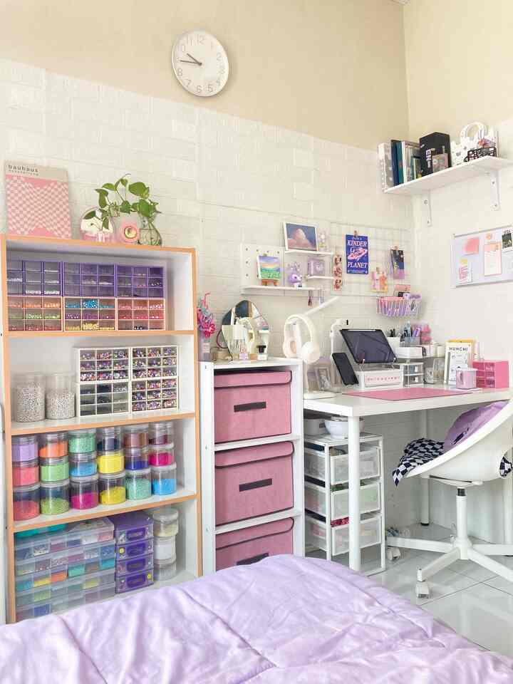 My Work Space ♡✧˖ °

Tempat untuk bekerjaku membutuhkan space yang cukup luas,
Aku butuh banyak rak untuk menyimpan barang maka aku pilih rak kayu yang cukup besar dan banyak skatnya untuk koleksi bahan manik2 ku.

Kemudian kusimpan beberapa hiasan di atas rak agar menambahkan kesan estetika.

Untuk bagian meja adalah Spot favoritku untuk unboxing barang merch kpop atau belanjaan lucu yang bisa aku jadikan konten untuk aku share ke sosmed.

#WorkSpace
#MejaKerja
#DekorasiMejaKerja
#RoomDecor
#PastelRoom


