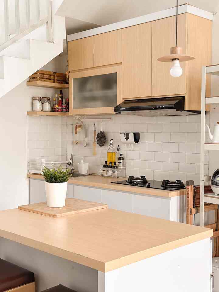 アイランドキッチンをメインキッチンセットの右側から手前に移動することでキッチンの雰囲気が変わり、単調にならずにキッチンの雰囲気が大きく変わります。 


#モダンキッチン 
#キッチンデザイン
#ジャパンディキッチン
#ウッドキッチン ￼ #dapurcantik #Kitchen #dapurbawahtangga