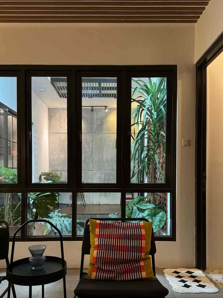 Sisi lain dari ruang tamu di #rumabatari. #ruangtamu #livingroom #midcenturymodrn #livingroomstylimg #ruangtamuminimalist #Rumah #rumahbekasi