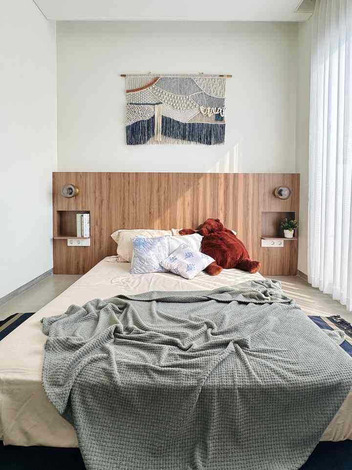 Kamar tidur utama ini dibuat lebih luas dibanding kamar lainnya karena dilengkapi dengan walk-in closet di dalam nya.
Tidak banyak furnitur yang kami terapkan di ruangan ini karena ingin ruangan ini terlihat clean dan rapi.

Kaca besar sengaja di buat agar cahaya matahari pagi masuk tepat pada ruangan dan membuat ruangan menjadi terang.

Ruangan ini di dominasi oleh warna kayu seperti pada bed frame dan lemari pakaian.
Selain itu kami aplikasikan sentuhan warna lain pada bed cover, cushion, macrame dan rugs agar kamar telihat lebih hidup.

#BedRoomStyling #DekorasiKamarTidur #MakeOverKamarTidur #Bedroomidea #BedRoomDesign