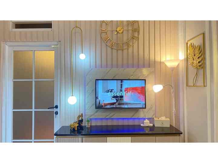 Tempat menonton televisi, disini kami berkumpul saat siang hari.. kami dekor sederhana dengan menggunakan gypsum murah meriah yang kami potong2.. dipadukan dengan furnitur serba gold.


--------------
#ruangtv
#ruangtamu
#inspirasiruangtv
#inspirasibackdroptv
#desainminimalis
#rumahsubsidi
#dekorasisederhana