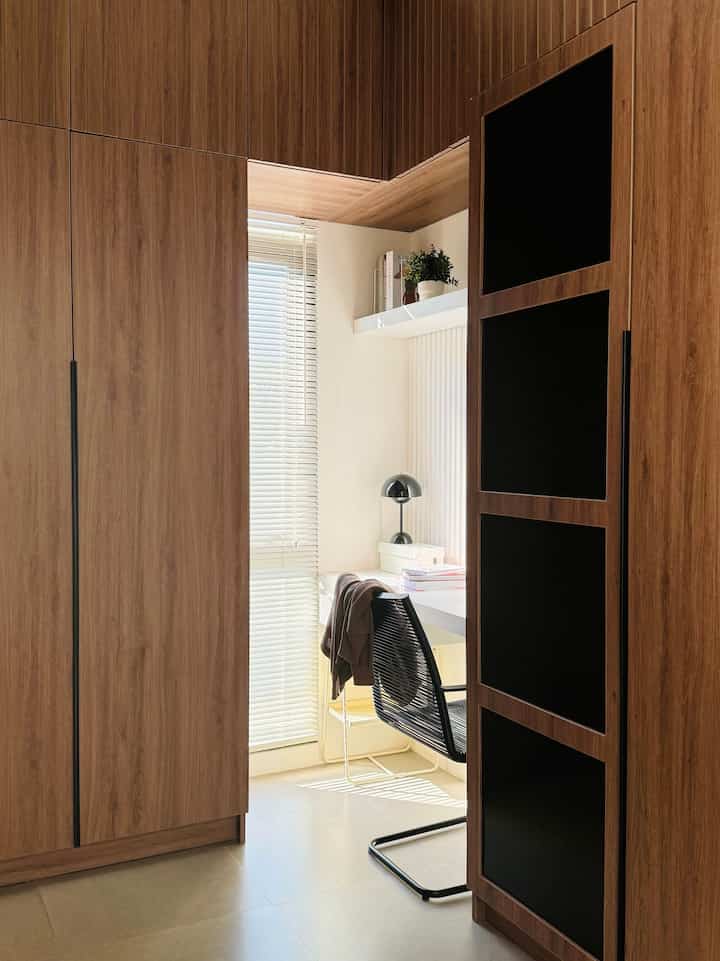 Ruang kerja atau ruang rias.

pembuatan ruang multifungsi ini dibuat secara spontan tanpa perencanaan.
Karena walk-in closet ini dibikin secara bertahap ketika hampir selesai muncul ide pembuatan ruang ini. Saat itu kami fikir seperti nya perlu ada meja kerja/rias, jadi kami putuskan merealisasikannya di area pojok dekat jendela agar terkena sinar matahari dan areanya terkesan cukup privasi. Walaupun ukurannya tidak luas tapi ruang ini cukup untuk kami gunakan bergantian.

Untuk area ini kami memilih warna monochrome karna pada dasarnya kami memang menyukai warna-warna tersebut selain itu agar terkesan clean, rapi dan minimalis.

#ruangkerja #workspaceidea #Mejarias #ruangrias #workspacedesign #dekorasiruangkerja
