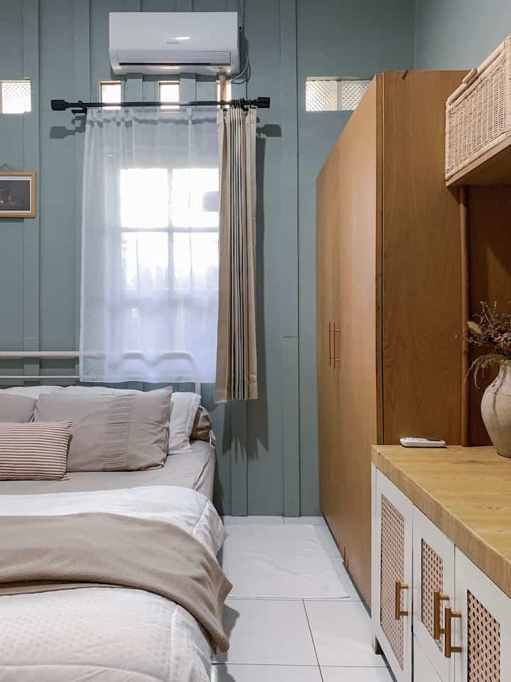 Menciptakan kamar tidur yang nyaman sangat penting, karna kamar adalah tempat beristirahat dan melepas lelah setelah seharian beraktifitas.

- ukuran tempat tidur yang sesuai kebutuhan dan ukuran ruangan.
- organizer yang cukup agar tidak ada barang berserakan apalagi tersimpan terbuka diatas lemari
- aksesoris atau hiasan secukupnya untuk menambah estetika ruangan

Itu adalah beberapa tips dari aku untuk menciptakan kamar yang nyaman,
Semoga menginspirasi 🫶🏻

#bedroomstyling
#dekorasikamartidur
#makeoverkamartidur
#kamartidur
#rumahmungil
#rumahbekasi
#bekasi

