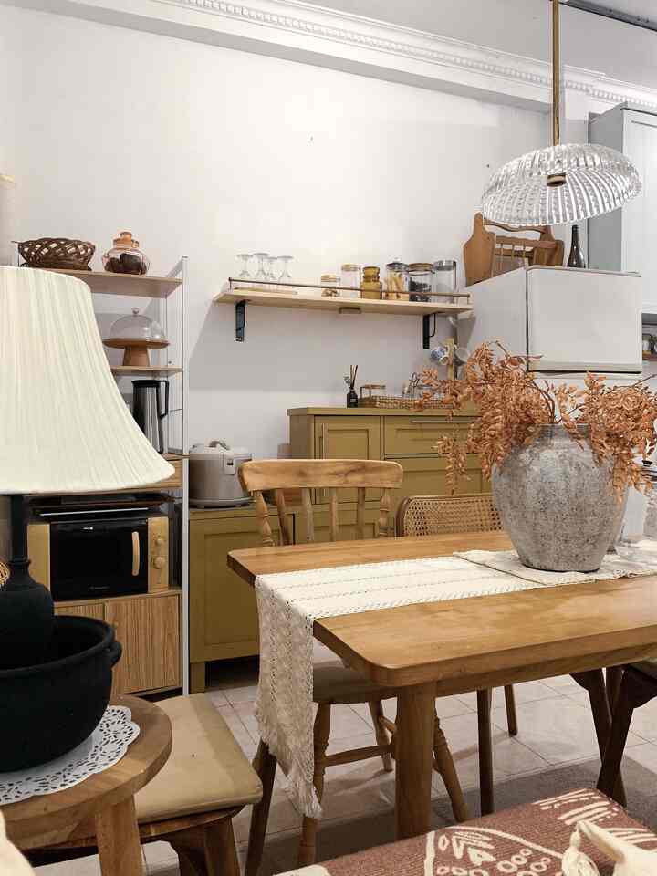 Ada yang baru di dining room 😍 kursi bahan kayu mahoni dengan ukiran vintage non finishing untuk variasi kursi makan, cakepp yaaa 🤭

#dekorasiruangmakan
#diningroomdecoration
#mejamakankayujati
#kursikayu
#japandi
#vintage
#rumahmungil

