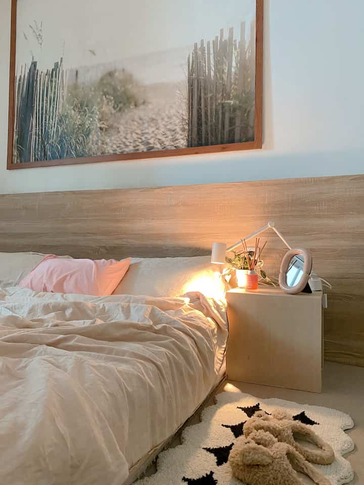 Nyaman..adalah satu kata yang ingin saya ciptakan di bedroom ini..sebagai minimalist, saya tidak ingin banyak barang di bedroom ini..saya hanya mendekorasi bedroom dengan barang yang memang butuh seperti reed diffuser dan lampu kerja..untuk malam, biasanya lampu utama dimatikan dan hanya lampu kerja yang dinyalakan sehingga nuansa menjadi temaram dan tidur menjadi lebih nyenyak :) #BedroomStyling #DekorasiKamarTidur #MakeOverKamarTidur #minimalist #homedeco #homeinspo #aesthetic