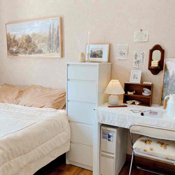 Vibe kamar utama dengan warna" cream vintage namun tetap soft agar ruangan menjadi terkesan luas , aku menggunakan produk" beli jadi seperti ranjang, lemari dan laci" dipadupandankan sendiri aku banyak membeli di ecommerce seperti Shopee dan Ikea untuk mendesign kamar ini #Bedroomstyling #Dekorasikamartidur #MakeOverKamarTidur #kamartidur #bedroom #classicroom #vintageroom #aesthetic 