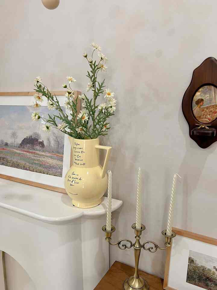 Aesthetic livingroom di design dengan vintage stuff ala Rumah Korea 🫶 dengan perpaduan warna" earth cream wood dan white #homestagram #livingroom #homedecor #ruangkeluarga #rumahkecil #homecafe #aestheticroom #homedecorindo #rumahmungil 