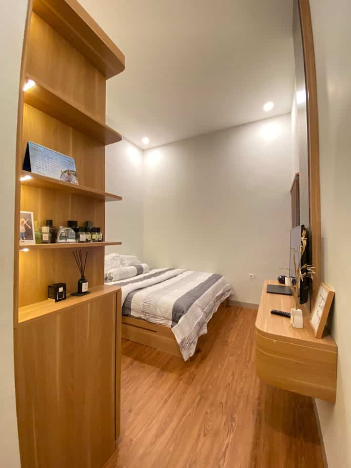 Dengan ruangan yang terbatas kami mencoba memaksimalkan kamar tidur utama sesuai kebutuhan kami.
Kami memaksimalkan ukuran kasur hingga menjadi King Size serta membuat custom lemari dan meja rias agar mendapat space storage tambahan.
Kami beruntung meski sulit untuk mendapatkan dekorasi maupun vendor interior di kota kami akhirnya kami bisa mendapat custom interior dan kebutuhan dekorasi seperti sprei dan dekorasi lainnya meski secara online.
Kamar yang nyaman adalah kamar yang memenuhi kebutuhan penghuninya 🤍
#bedroomstyling #dekorasikamartidur #makeoverkamartidur #homedecor #inspirasiinterior #rumahminimalis #customfurniture
