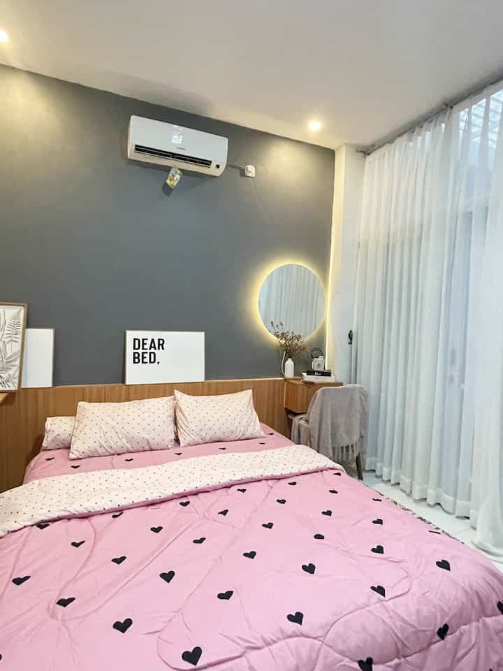 bedroom
kinsep dari kamar ini adalah minimalis 
kami hanya menggunakan kain pintu bewarna putih polos sehingga keliatan lebih luas

#bedroomstyling #dekorasikamartidur #makeoverkamartidur #kasur #kamartidur #bedroom