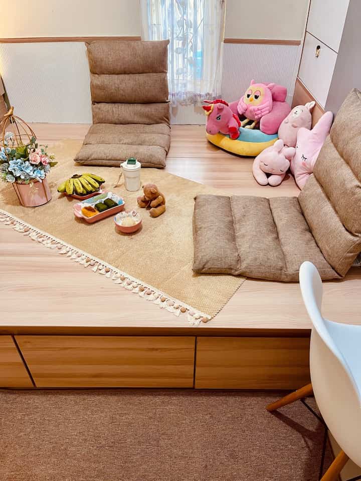 When it's school holidays, usually my children will play full time in their room. Usually, I will fold the mattress and replace it with a tatami sofa and playmate. On this cot, they can freely play and snack as if they were on a picnic. All corners of the room have been glued with sealant, so that food crumbs will not enter through the gaps in the couch.