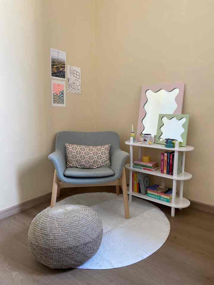 Our little reading corner makeover is complete! Dari yang cuman lihat lihat referensi di Pinterest dan di Instagram, eh akhirnya kesampaian juga buat make over ruangan yang aslinya sebenernya gudang dan entah mau disulap jadi ruangan apa. But now, the spot turned into the perfect escape for a cup of tea and a good book 📖☕️ Kalau kalian lagi kepikiran buat makeover ruangan apa nih? Comment di bawah ya!

#roommakeover #makeoverruangan #readingroom #ruangbaca #ruangbelajar #ruangkerja #renovasiapartemen 
